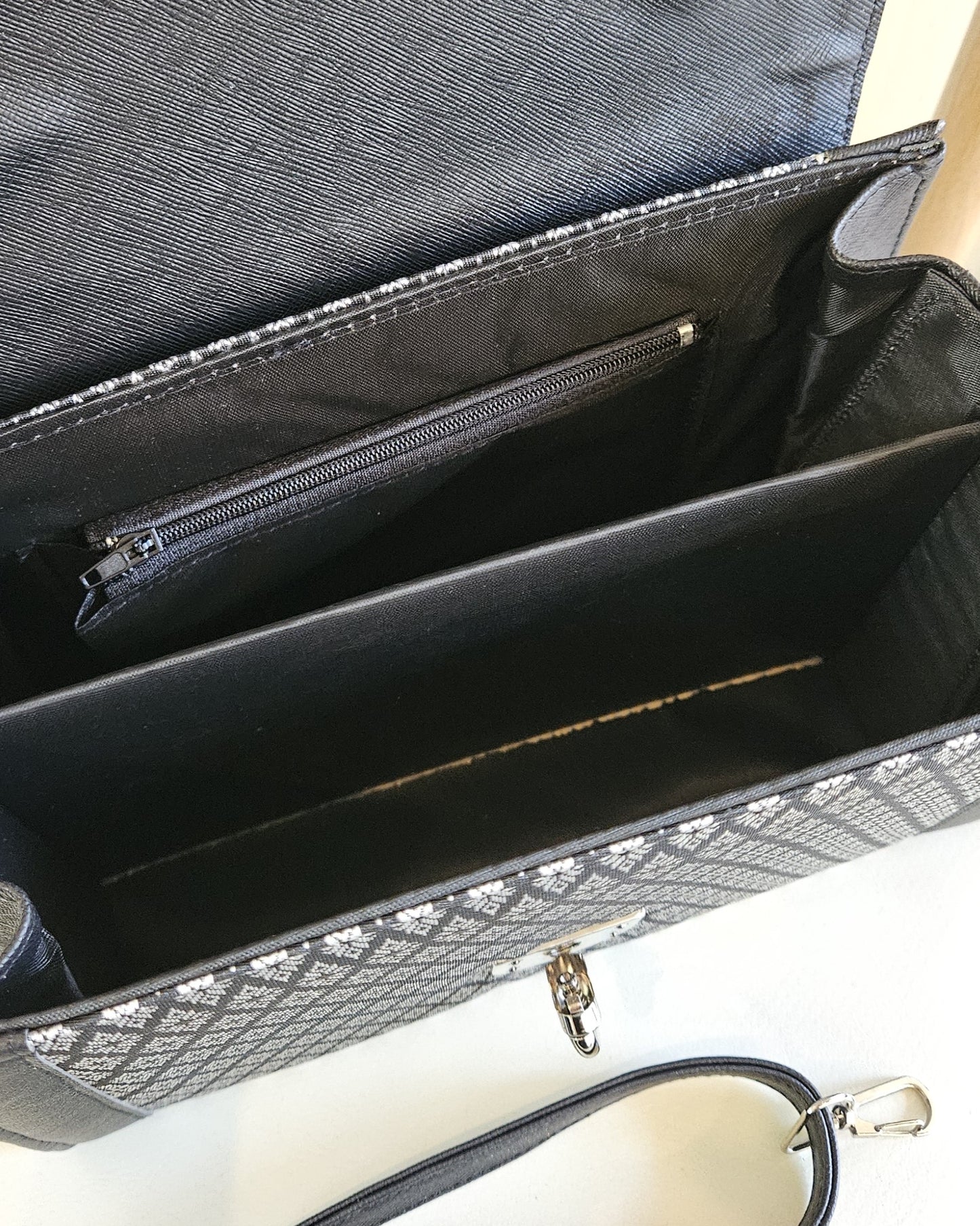 กระเป๋าถือลายไทย ( ซิลเวอร์ไนท์สแควร์ )