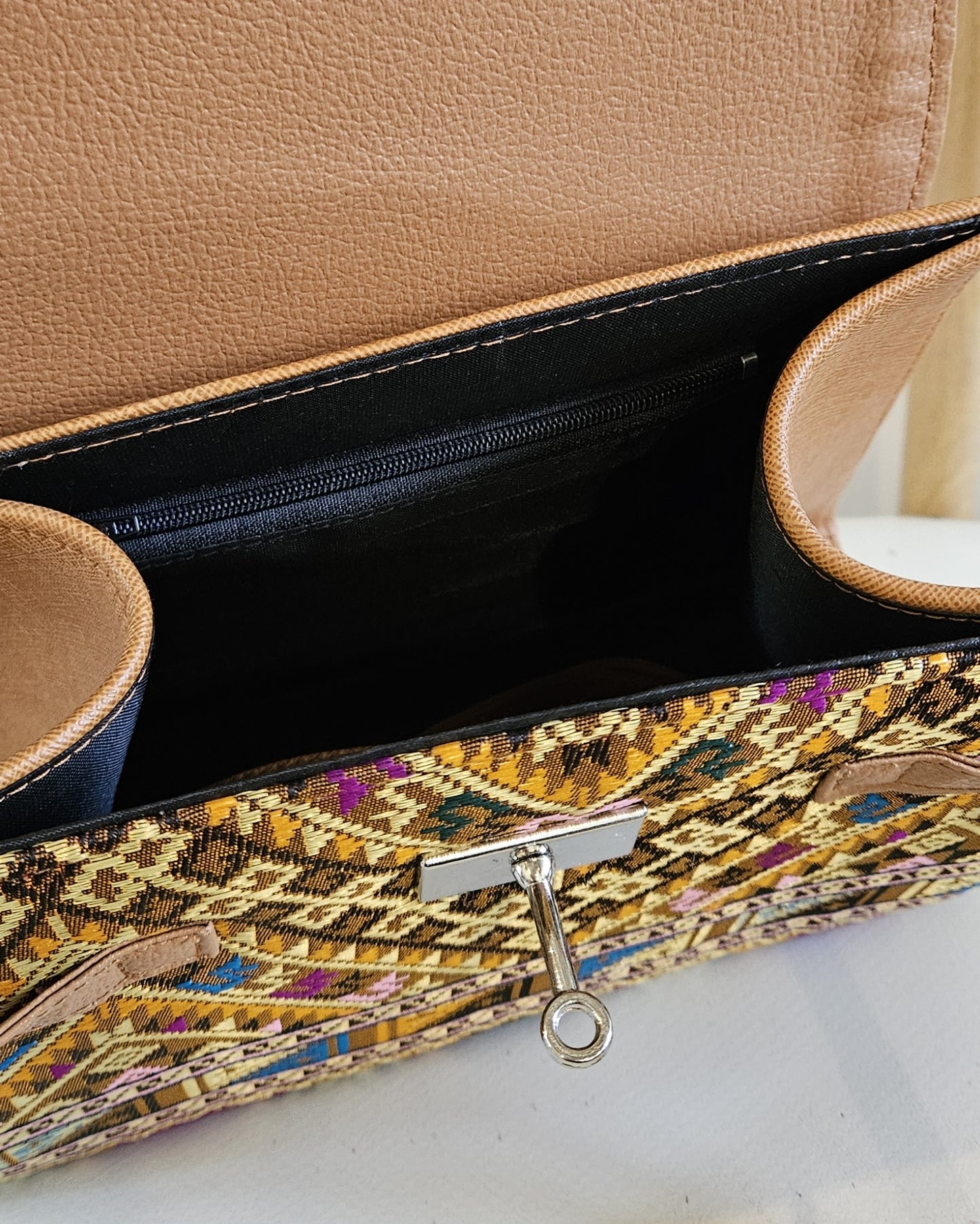 กระเป๋าถือลายไทย (สายหนังชาไทย)