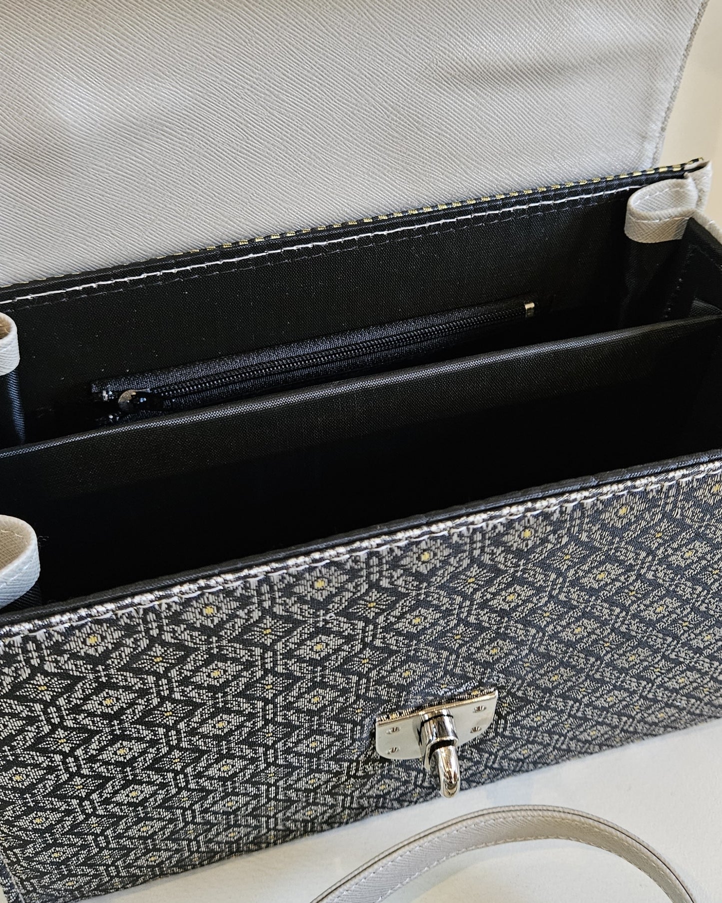 กระเป๋าถือลายไทย ( หนังสีเงิน ทรงสี่เหลี่ยม )