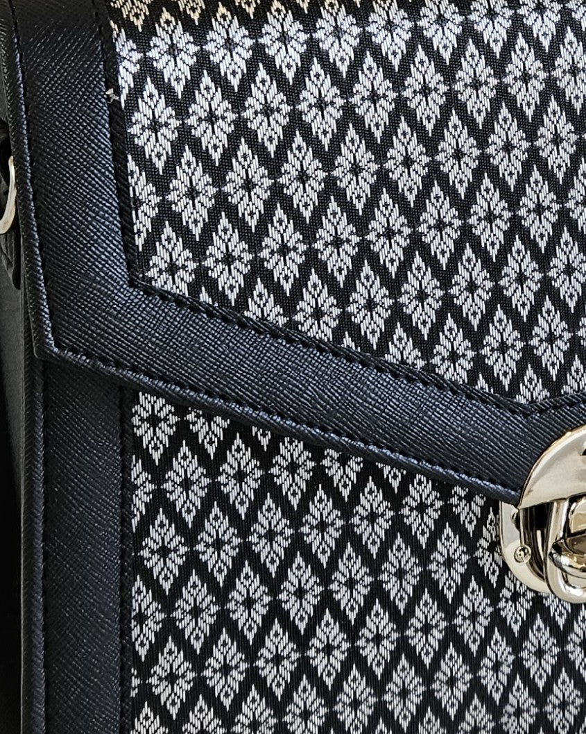 กระเป๋าถือลายไทย ( ซิลเวอร์ไนท์สแควร์ )