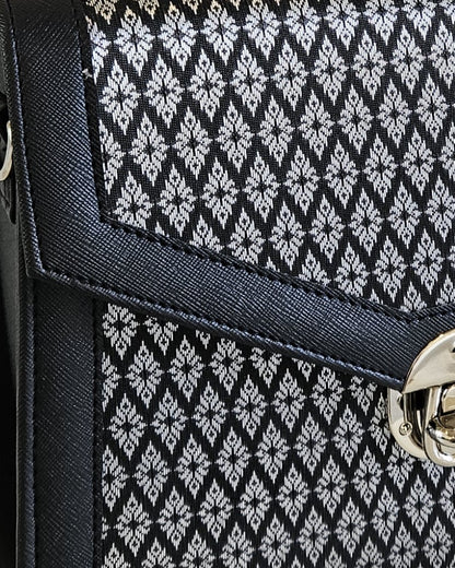 กระเป๋าถือลายไทย ( ซิลเวอร์ไนท์สแควร์ )