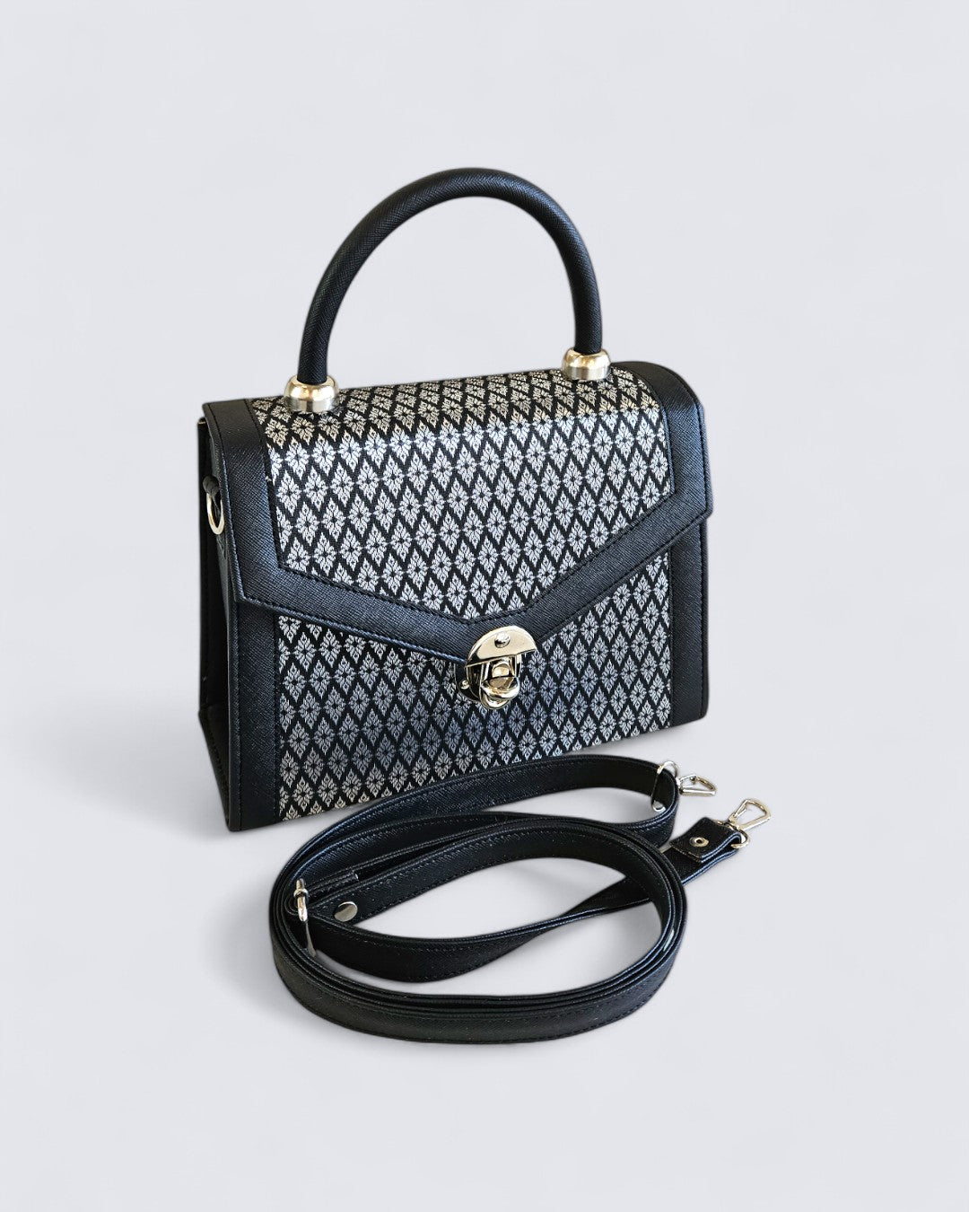 กระเป๋าถือลายไทย ( ซิลเวอร์ไนท์สแควร์ )