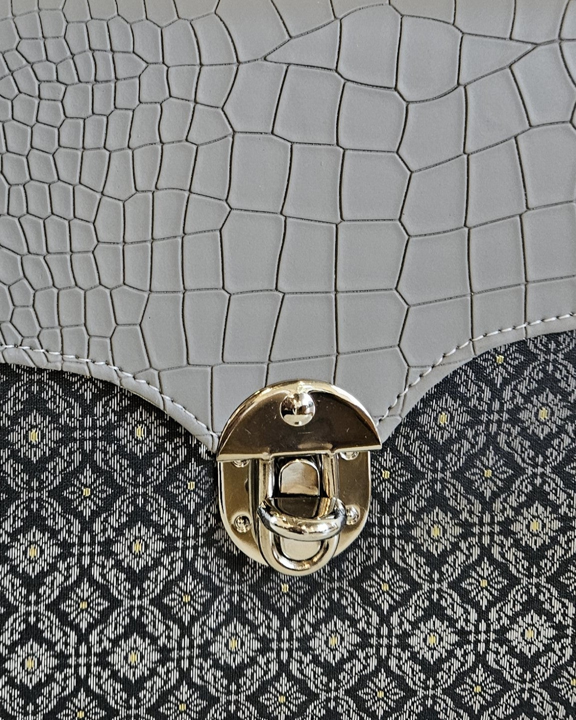 กระเป๋าถือลายไทย ( หนังสีเงิน ทรงสี่เหลี่ยม )