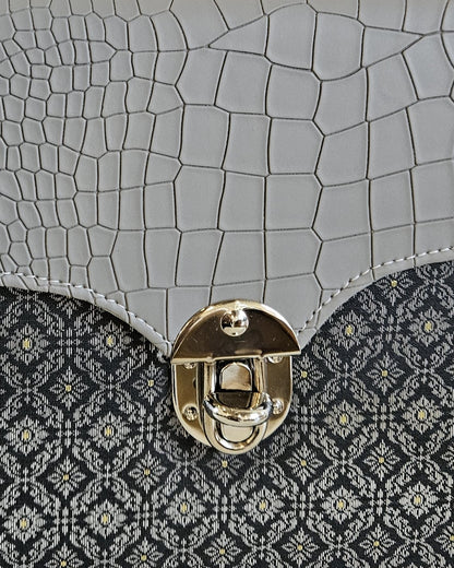 กระเป๋าถือลายไทย ( หนังสีเงิน ทรงสี่เหลี่ยม )