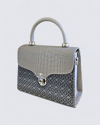 กระเป๋าถือลายไทย ( หนังสีเงิน ทรงสี่เหลี่ยม )