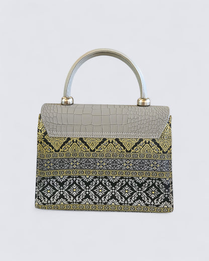 กระเป๋าถือลายไทย ( หนังสีเงิน ทรงสี่เหลี่ยม )