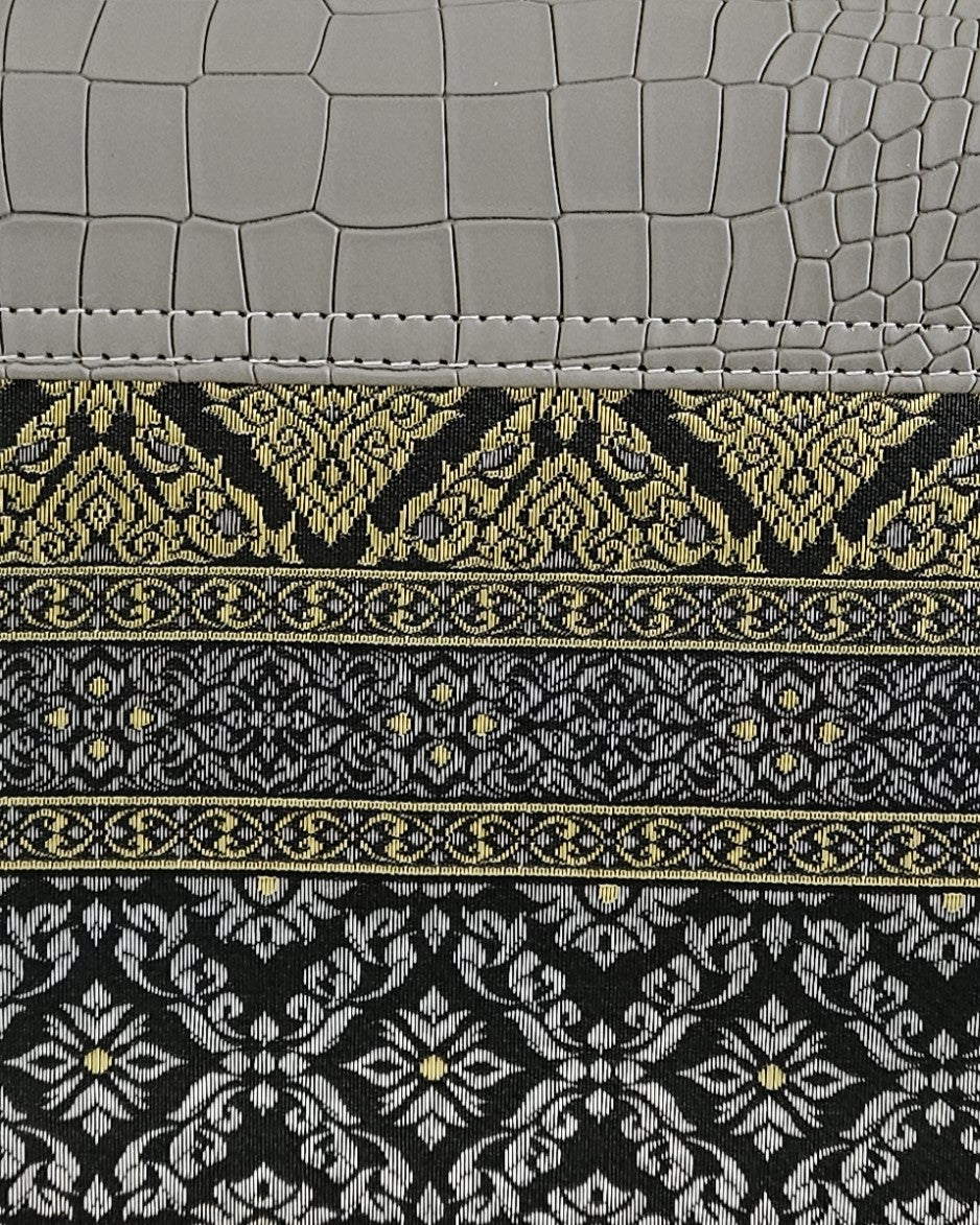 กระเป๋าถือลายไทย ( หนังสีเงิน ทรงสี่เหลี่ยม )