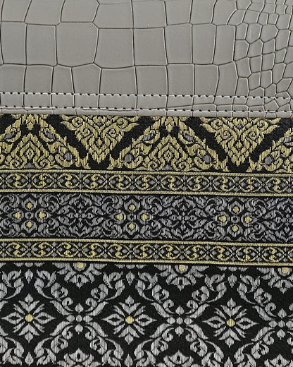 กระเป๋าถือลายไทย ( หนังสีเงิน ทรงสี่เหลี่ยม )