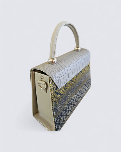 กระเป๋าถือลายไทย ( หนังสีเงิน ทรงสี่เหลี่ยม )