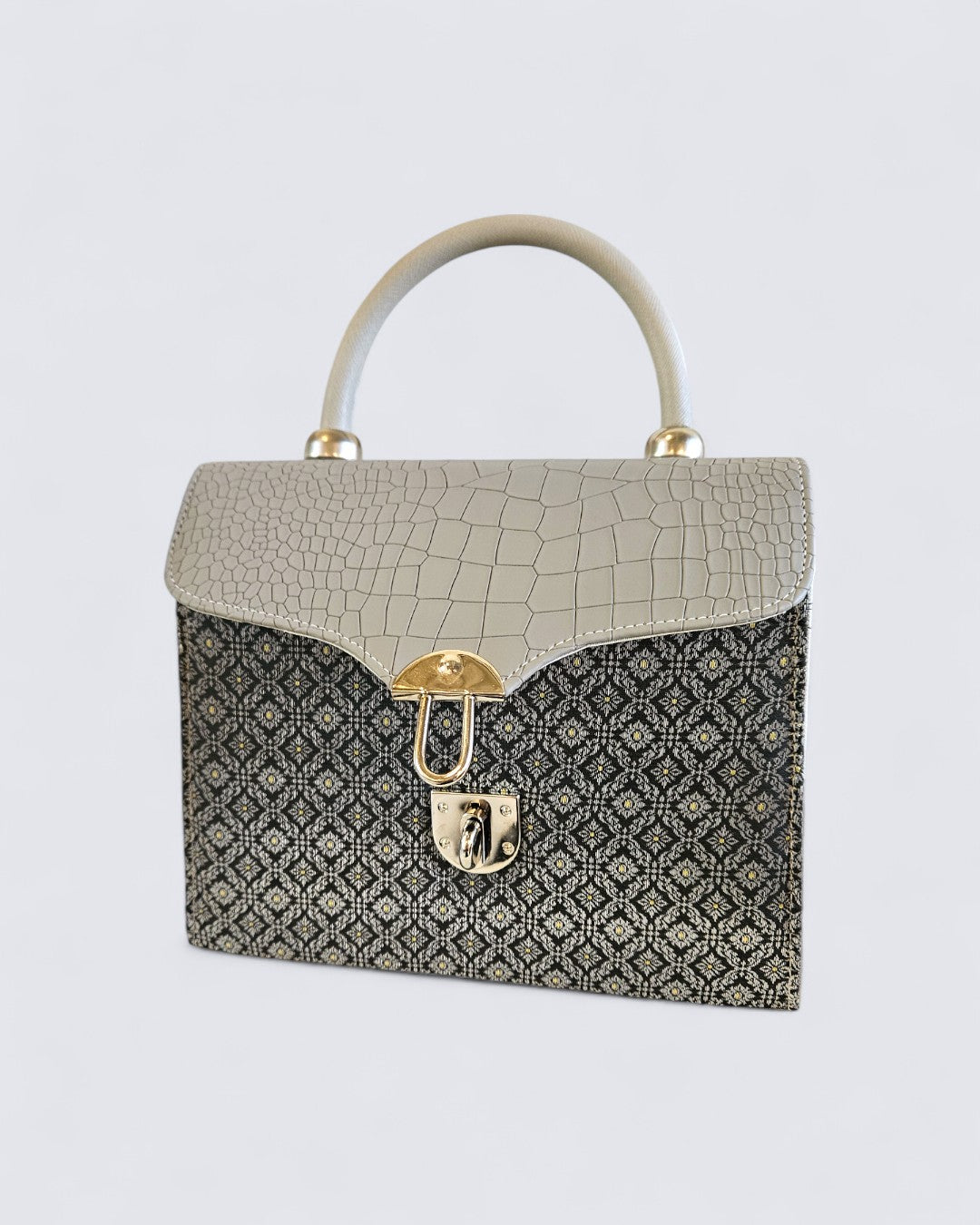 กระเป๋าถือลายไทย ( หนังสีเงิน ทรงสี่เหลี่ยม )