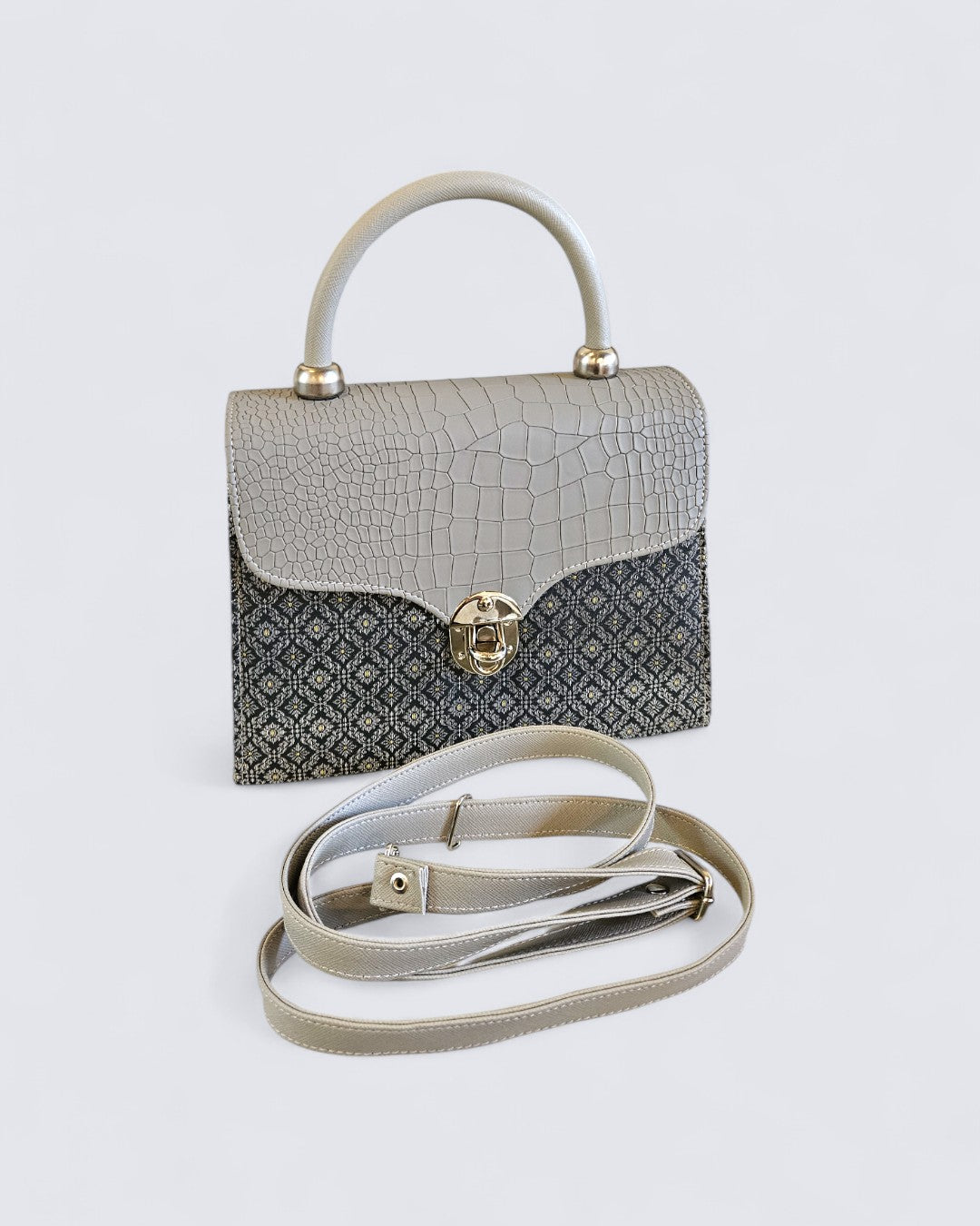 กระเป๋าถือลายไทย ( หนังสีเงิน ทรงสี่เหลี่ยม )